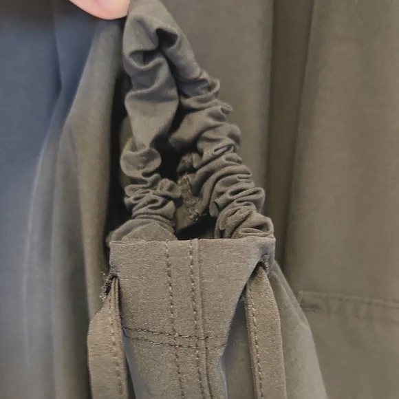 Old Navy Women's Black Stretchtech Quick Dry Cargo Pants with Drawstring - Picture 4 of 7